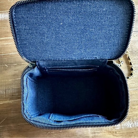 Vanity Case Chanel style Makeup Set The Glowiest Touches Eye and Lip - Picture 8 of 16